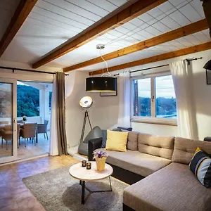  Apartment Nina